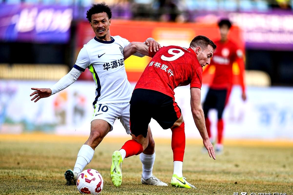 武汉三镇训练开放日,今晚防线松动引欢呼,欧超杯在即,控场能力受关注 武汉三镇训练开放日,今晚防线松动引欢呼,欧超杯在即,控场能力受关注