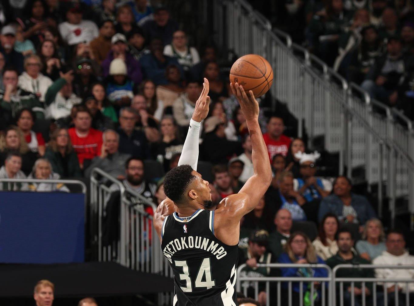 包含太狠了！今晚芝加哥公牛篮板制胜风云突变密尔沃基雄鹿赛前复出首秀，俄克拉荷马雷霆绝杀压哨备战欧冠的词条